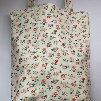 Saco de tecido creme com padrão floral colorido e alças combinando