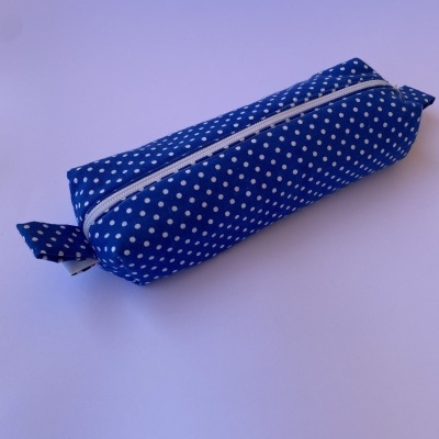 Estojo retangular azul com bolinhas brancas e fecho de correr branco