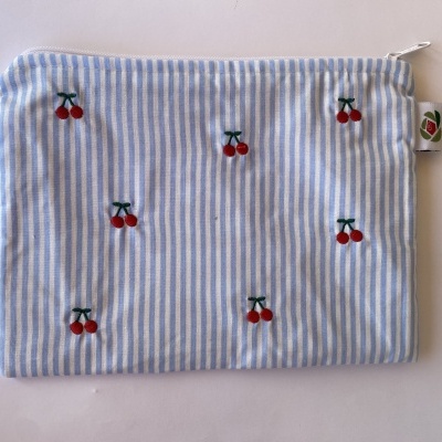 Bolsa azul claro com riscas brancas e bordados de cerejas vermelhas