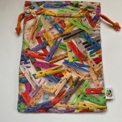 Saco de tecido com estampado de molas coloridas