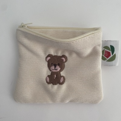 Necessaire creme com ursinho bordado e fecho de zíper