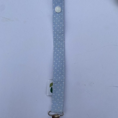 Prendedor de chucha azul claro com bolinhas brancas e mola metálica