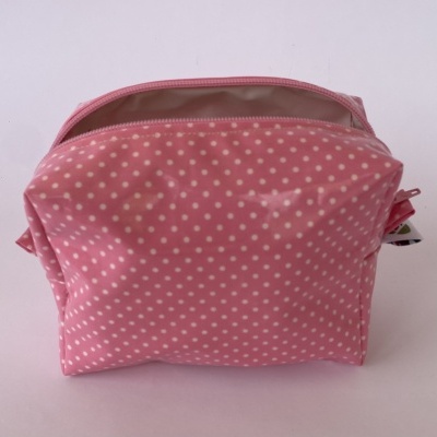 Necessaire rosa com bolinhas brancas e fecho de correr