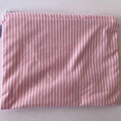Estojo de tecido rosa com riscas brancas e fecho prateado