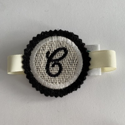 Clipe de cabelo com aplique redondo em tecido com letra B bordada