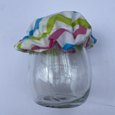 Frasco de vidro com tampa de tecido colorido