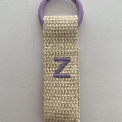 Chaveiro com argola lilás e tira em tecido cru com letra Z bordada