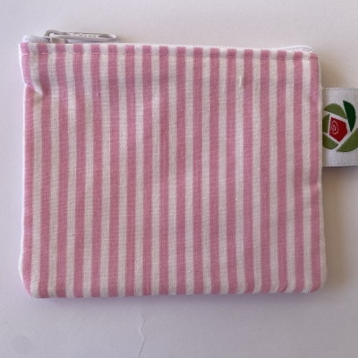 Carteira pequena de tecido riscas rosa e branco com fecho e etiqueta com logotipo