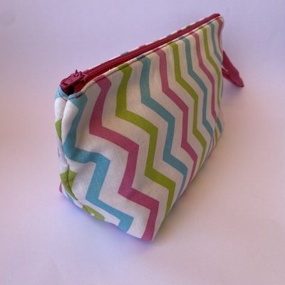Necessaire colorida de tecido com fecho vermelho