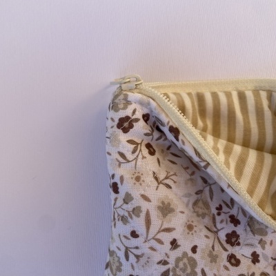 Bolsa de tecido floral com fecho zip e interior às riscas