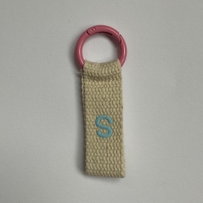 Chaveiro branco com argola rosa e letra S azul