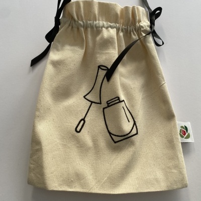 Saco de tecido cru com cordões pretos e desenho de frasco de verniz