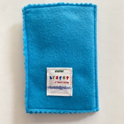 Feltro azul com etiqueta de tecido branca com texto colorido