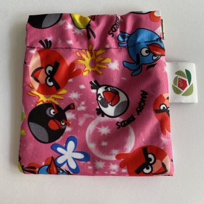 Bolsa pequena rosa com padrão Angry Birds colorido.