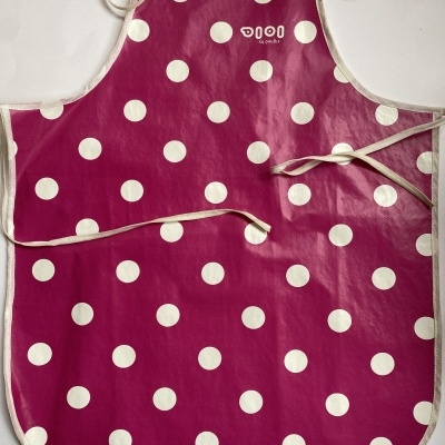 Avental de cozinha vermelho com bolinhas brancas e texto 'LOCO de alegría'