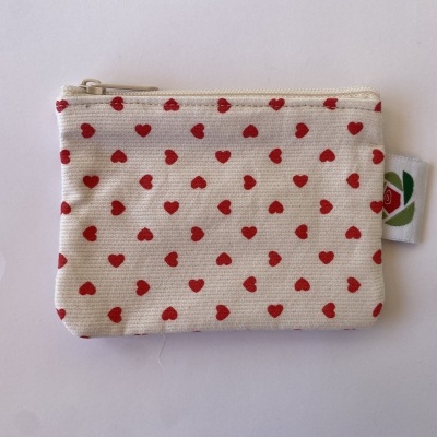 Bolsa pequena branca com corações vermelhos e fecho de correr