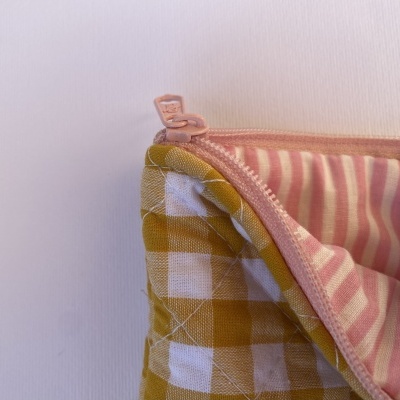 Bolsa têxtil amarelo xadrez exterior e interior riscas rosa e branco com fecho rosa