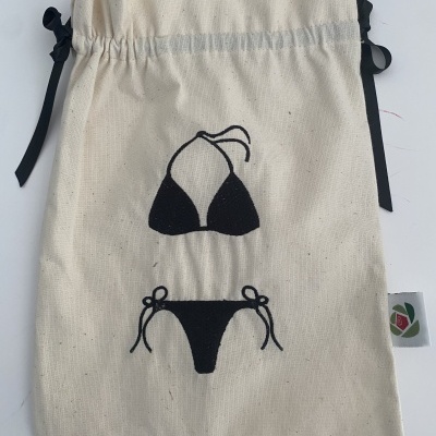 Saco de tecido branco com ilustração de fato de banho bikini preto e cordões pretos
