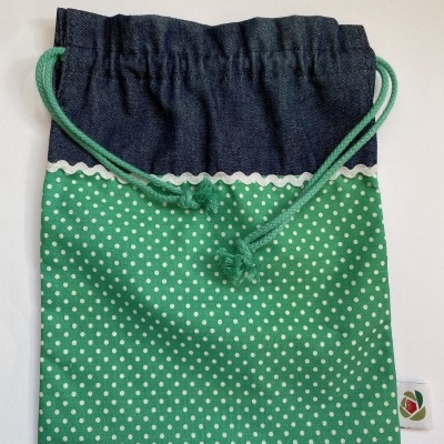 Saco de tecido verde com pontos brancos e azul escuro com cordão