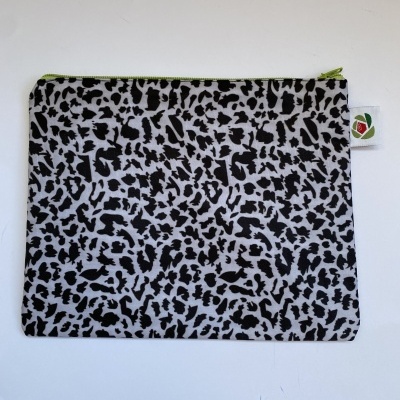 Bolsa zip padrão animal print preto e branco com fecho verde-limão