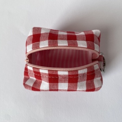 Estojo pequeno xadrez vermelho e branco aberto