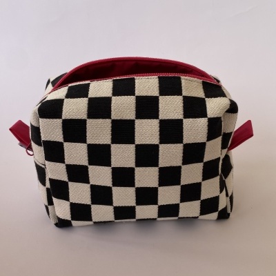 Bolsa ou necessaire quadrada xadrez preto e branco com interior vermelho