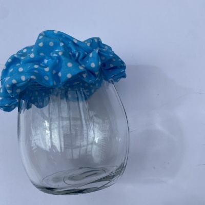 Frasco de vidro com tampa de tecido azul com bolinhas brancas