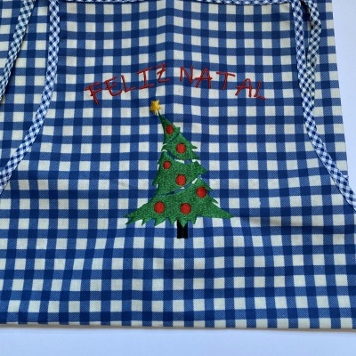 Avental azul e branco com tema de Natal e texto FELIZ NATAL