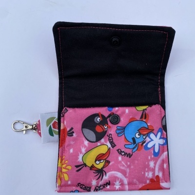 Bolsa pequena rosa com estampado dos Angry Birds e fecho de botão preto