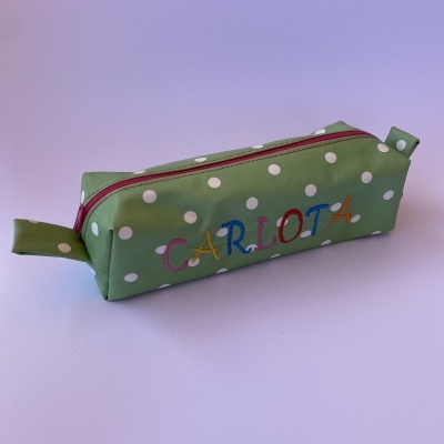 Estojo verde com bolinhas brancas e nome CARLOTA colorido