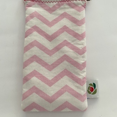 Estojo de tecido branco com padrão rosa e fecho metálico