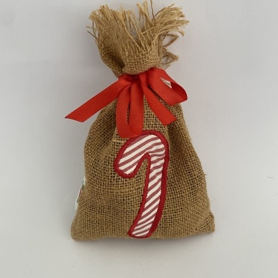 Saco de juta com laço vermelho e aplique de bengala de Natal às riscas