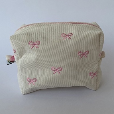 Bolsa bege com bordados cor-de-rosa e fecho de correr