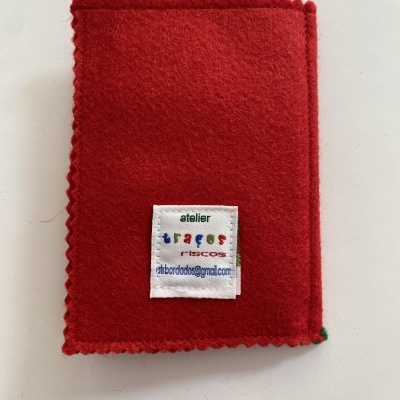 Tecido vermelho com etiqueta branca com texto colorido