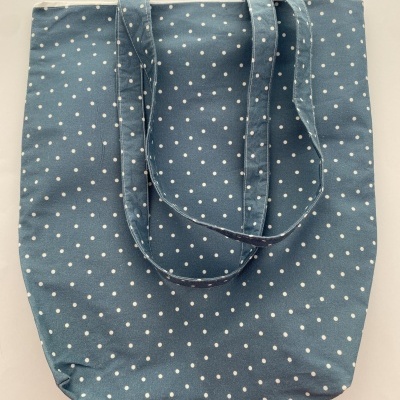 Saco tecido azul com bolinhas brancas e duas alças