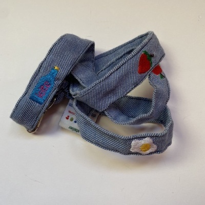 Correia ajustável cinzenta com bordados de morangos e flor em fundo branco