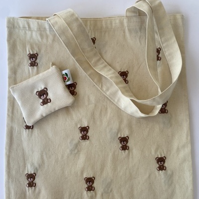 Saco de algodão cru com ursinhos bordados e carteira pequena combinando