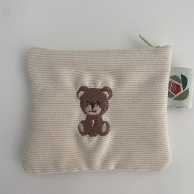 Carteira pequena creme com ursinho bordado e fecho de correr