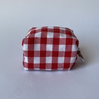 Estojo pequeno xadrez vermelho e branco em fundo branco