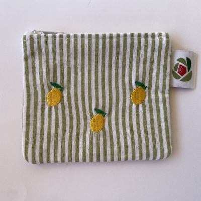 Bolsa pequena de tecido com riscas verdes e limões bordados