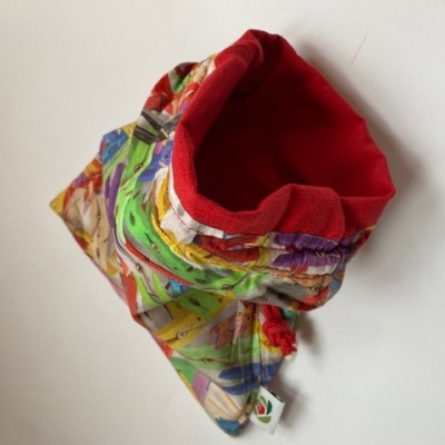 Saco colorido de tecido com padrão abstrato e interior vermelho