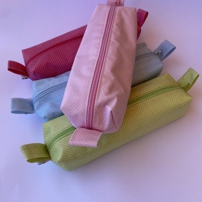 Estojo porta-canetas cilíndricos coloridos com padrão de pontos