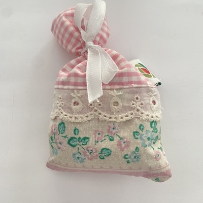 Saco tecido decorativo com flores, xadrez rosa e branca, fita branca e renda.