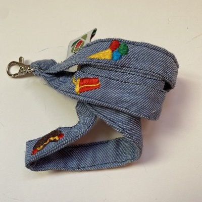 Correia azul claro com bordados coloridos e argola metálica