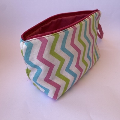 necessaire com padrão zig-zag colorido e fecho rosa