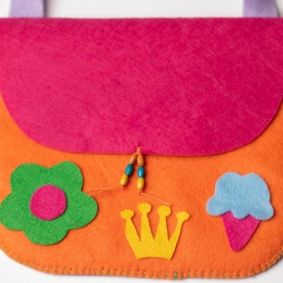 Bolsa infantil em feltro com decoração colorida