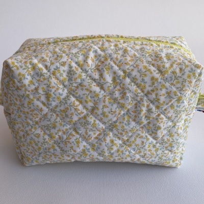 Mala de tecido acolchoado com padrão floral pequeno em amarelo e verde