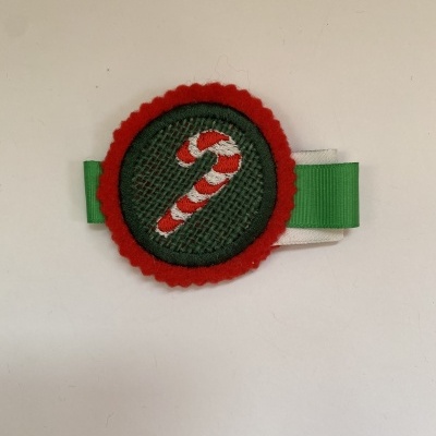 Prendedor de cabelo com aplicação de bengala de Natal bordada