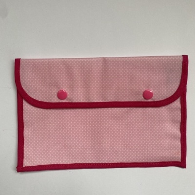 Carteira rosa claro com pontos brancos e bordas rosa escuro com fecho de dois botões