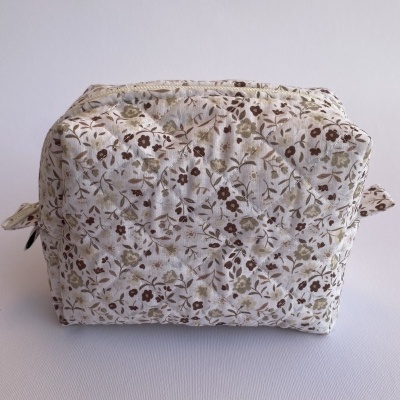 Estojo acolchoado de tecido com padrão floral castanho e verde